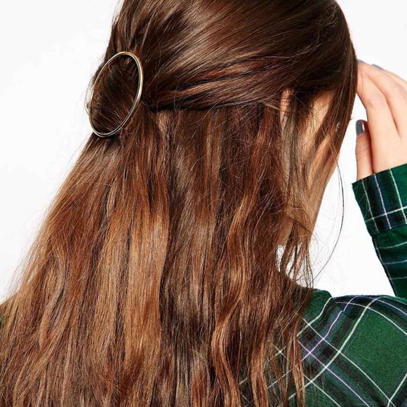 CLEARANCE!!!! Large Circle Hair Clip (Silver) - Picture 5 of 6